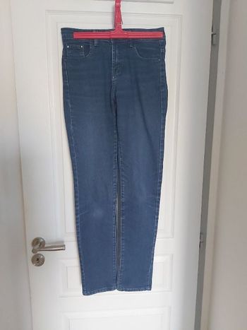Jean bleu avec strass T. 36 ou S