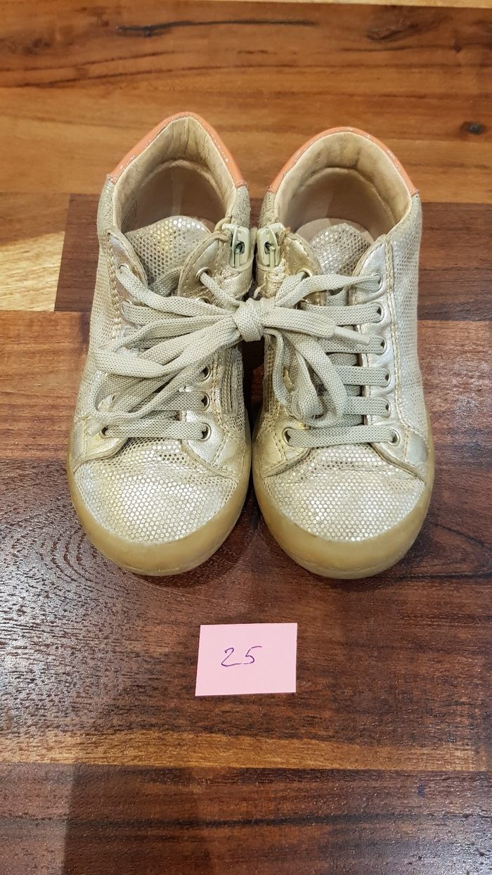 Chaussures enfant 15€.