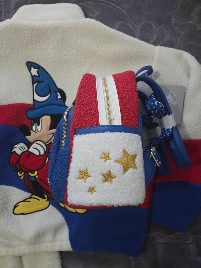 1x Sac à dos Loungefly Polaire logo Mickey Sorcier Disneyland Paris +1 goodies Disney offert - photo numéro 5