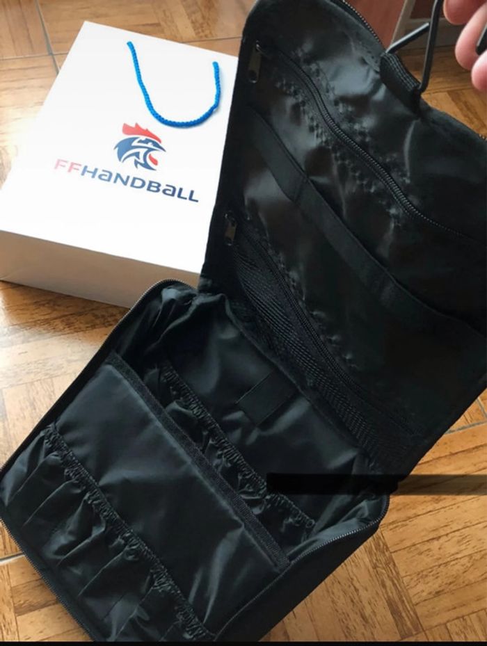 trousse de toilette noir pour homme ou ados peut être suspendu 28x23x8cm Vendu sans le sac pochette - photo numéro 3
