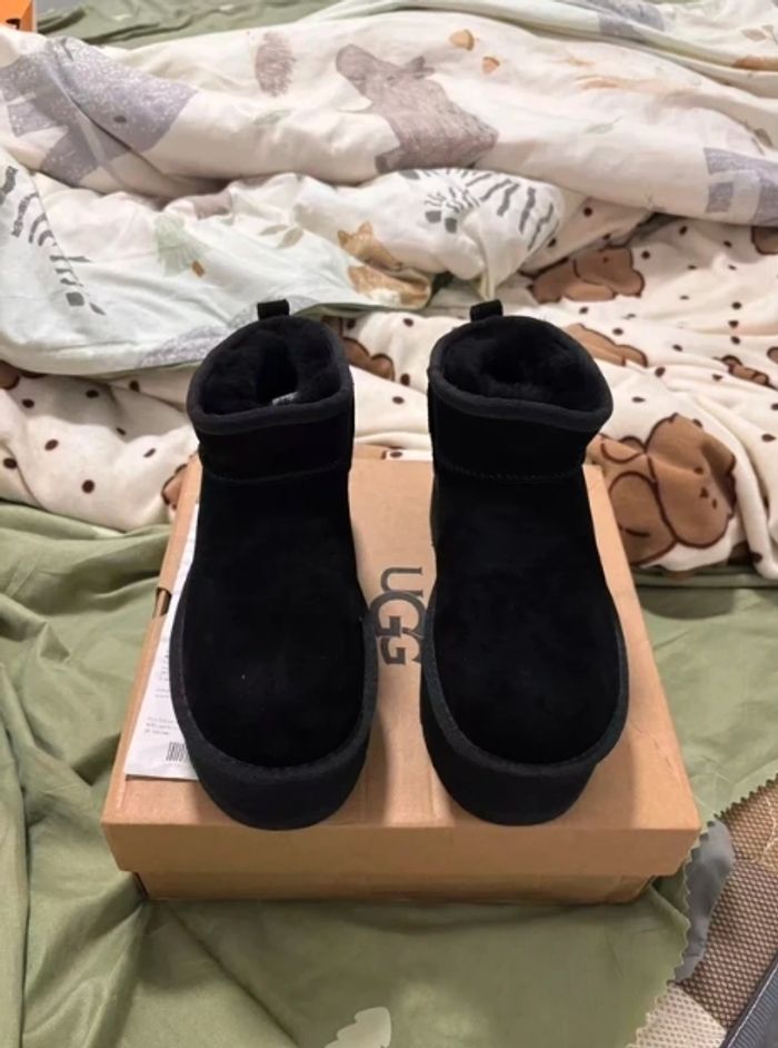 Bottes de neige UGG à talons hauts, noires, pointure 38 - photo numéro 2