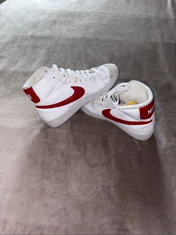Baskets montantes Nike Blazer Mid 77 blanches cherry taille 38 en très bon état.