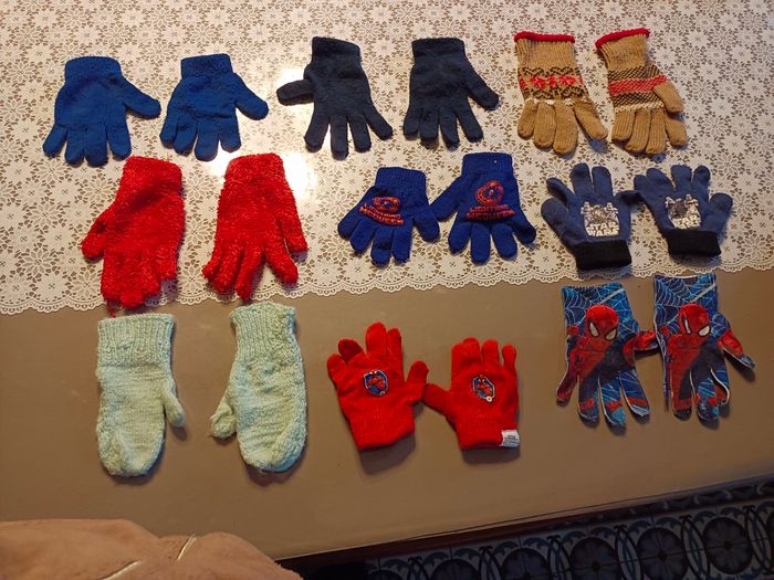 Lot de 8 paires de gants plus une paire de moufle