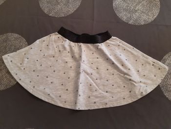 Jupe grise claire avec étoiles noires