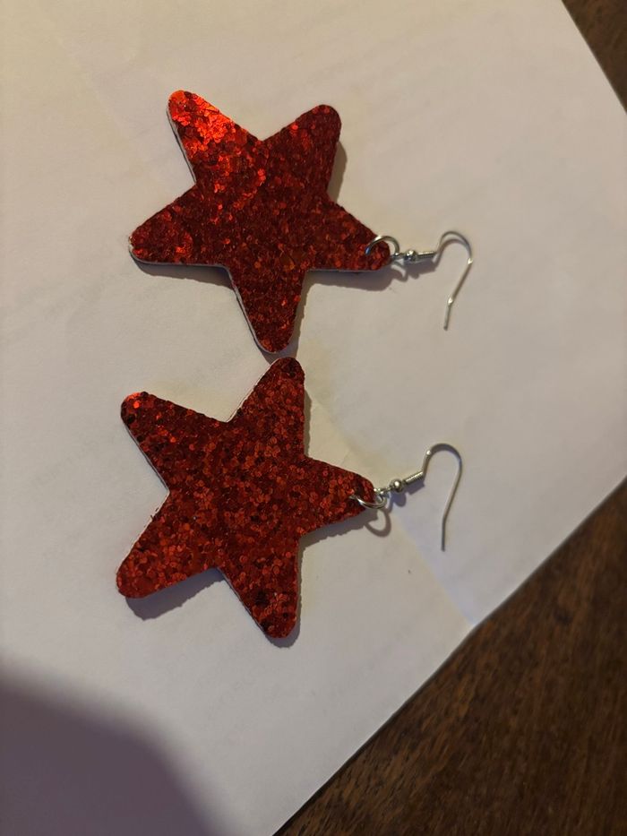 Boucles d’oreilles forme étoiles rouges - photo numéro 3