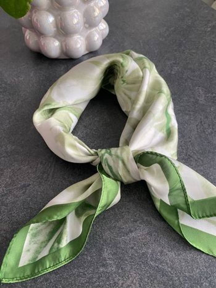 Superbe foulard verts et blanc - photo numéro 4