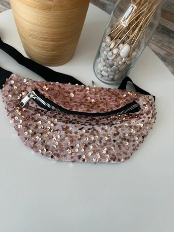 Banane rose à sequins