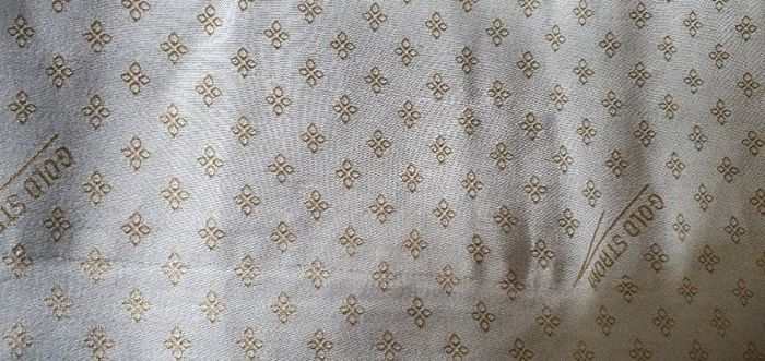 Tissu beige et doré pour ameublement