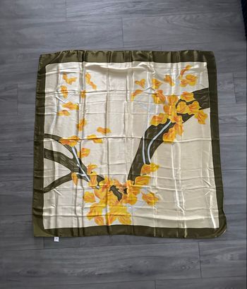 Foulard à fleurs en soie kaki jaune beige Vintage 110x110cm