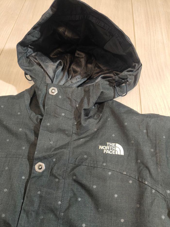 Veste the North face a capuche, taille M, noir a pois blanc, très bon état, - photo numéro 2