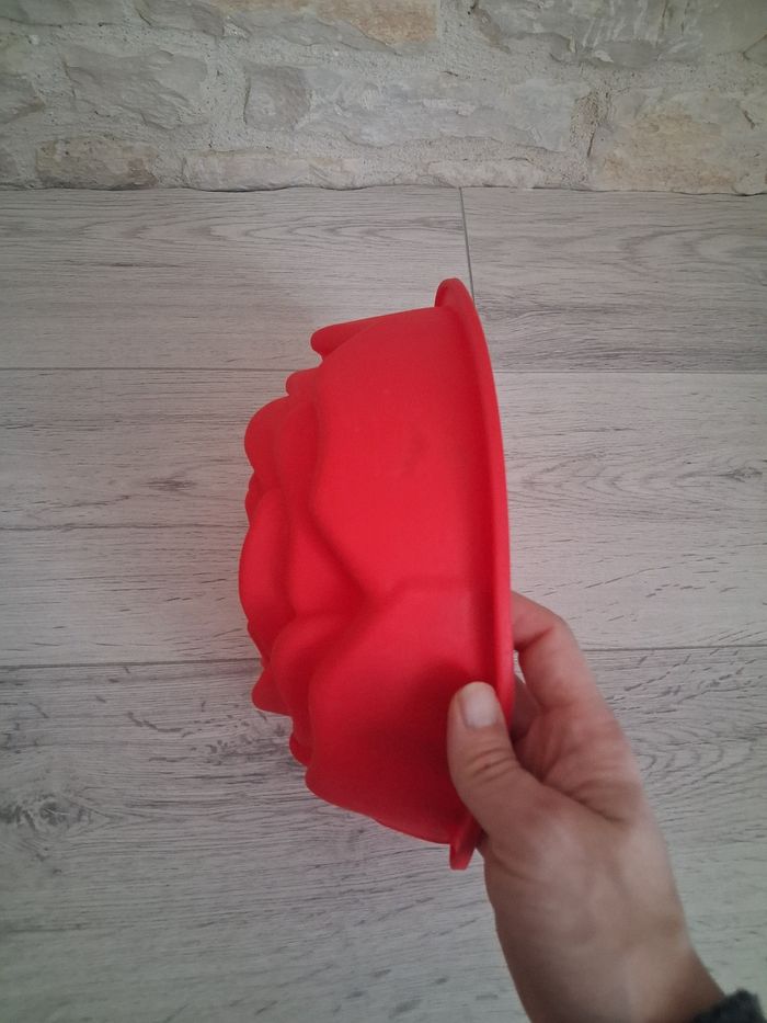 Moule en silicone rouge "Fleur" en tres bon etat - photo numéro 5