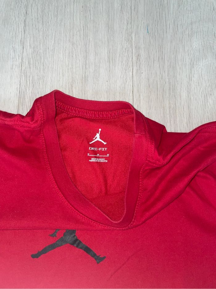 T-shirt Jordan rouge taille M | État impeccable - photo numéro 3
