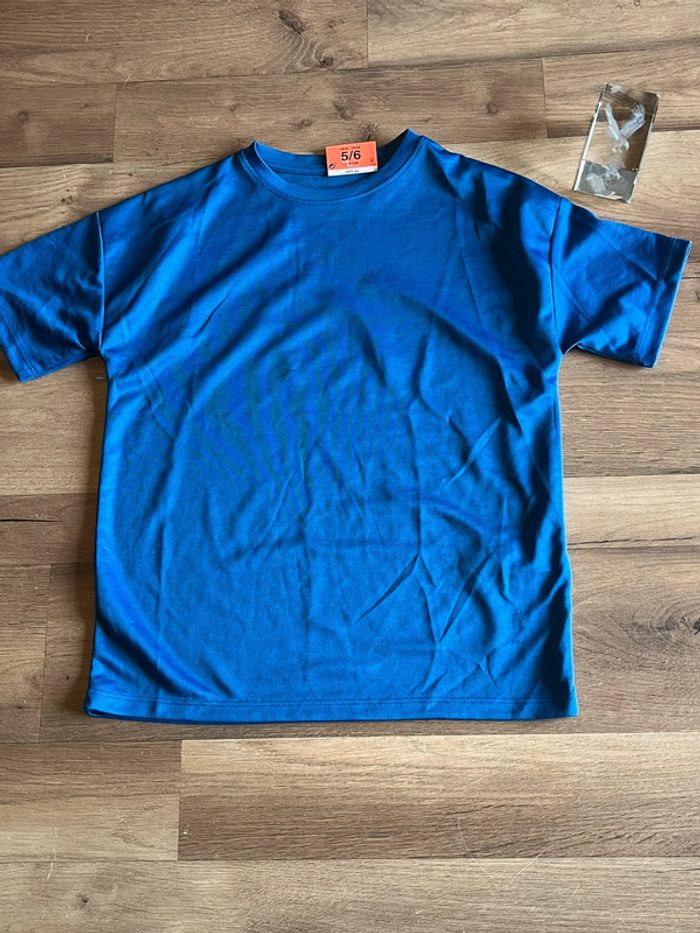 Je vend un maillot pour le sport taille 5/6 ans 118 cm neuf