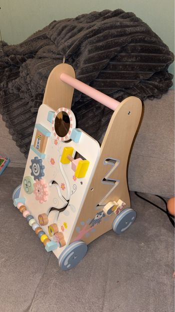 Chariot de marche + activités dessus 