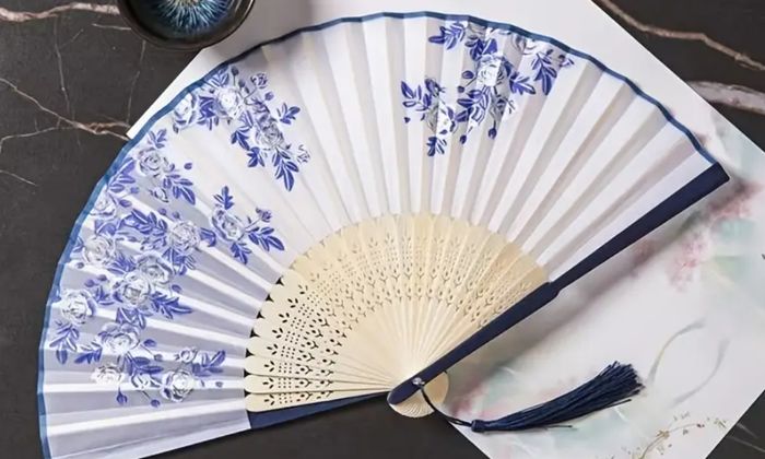 Eventail fleurs bleues