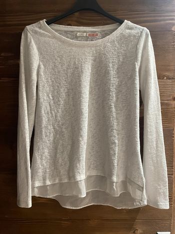 Pull léger blanc voile dans le dos