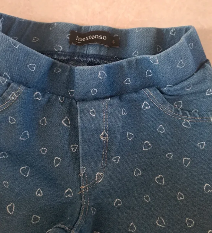 Jegging effet jean motifs cœurs 5 ans 👧 In Extenso en TBE - photo numéro 2