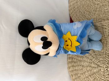 Doudou Peluche Mickey avec sa couverture bleu Soleil Disneystore Disneyland