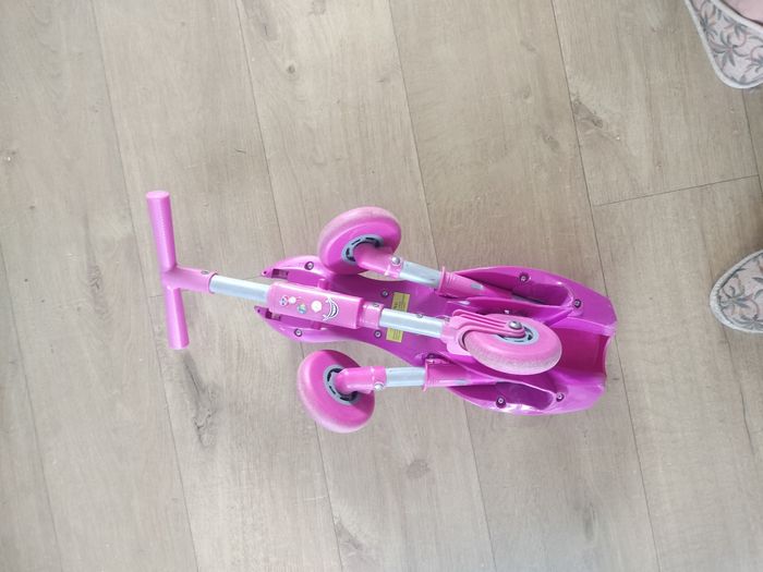 Tricycle porteur Scuttlebug rose - photo numéro 4
