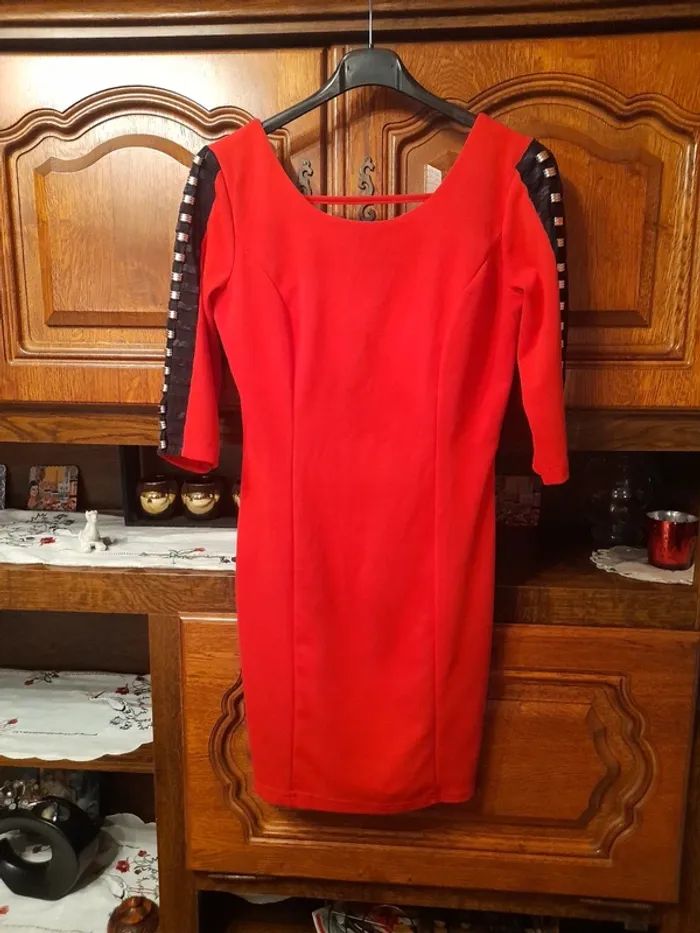 Robe rouge vif