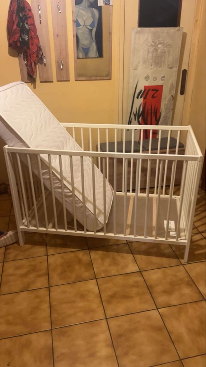 Lit bébé + matelas - photo numéro 2