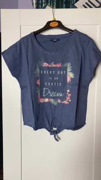 t-shirt bleu