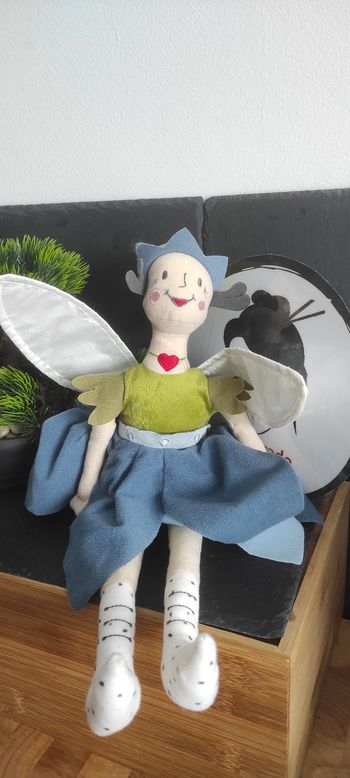 Doudou lutin fée vert bleu blanc ikea poupee étoile coeur jupe blanc Couronne