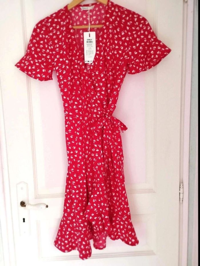 Robe  Only  S neuve étiquetée rouge  fleurie  portefeuille  volantée - photo numéro 5
