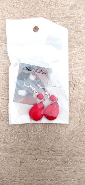 Boucle d'oreille rouge