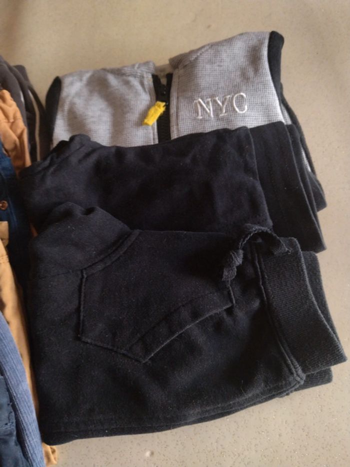 Lot de 5 pantalons, 3 bas de jogging et une veste à capuche. Taille 9/12 mois - photo numéro 2