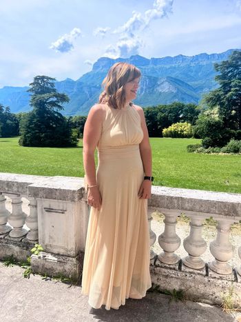 Robe de cérémonie beige avec paillettes dorées