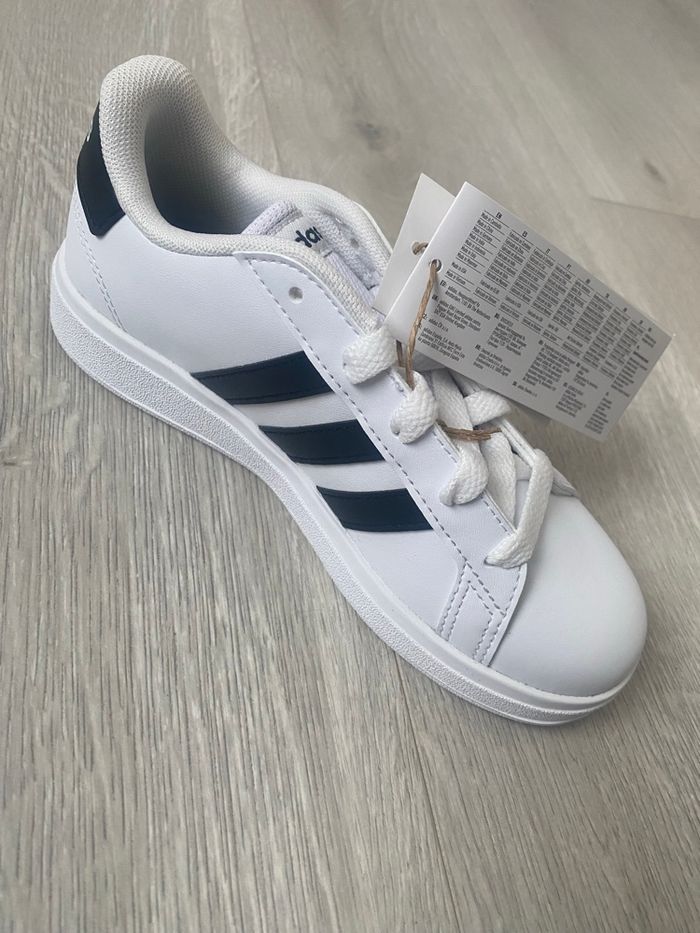 Baskets Adidas blanches & noires - Neuves - T.32 👟 - photo numéro 3