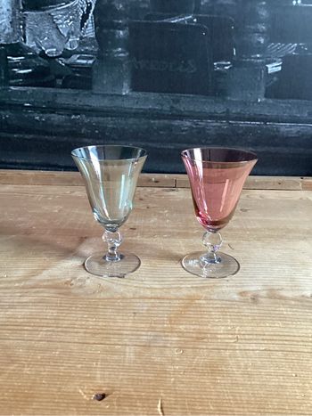 2 petits verres à pied