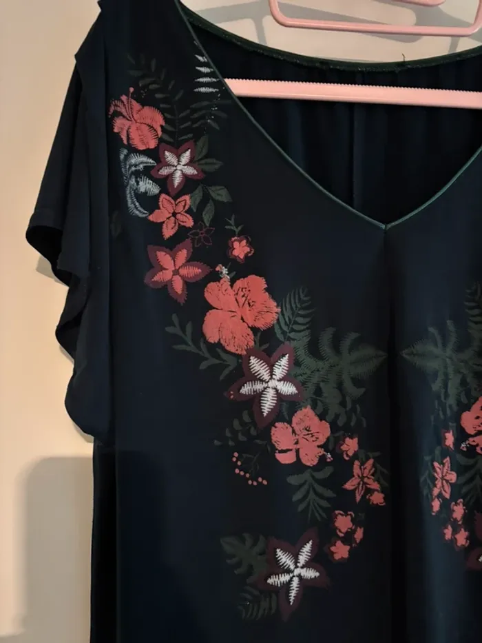 Top bleu marine fleuri col en V – taille 40/38 - photo numéro 3