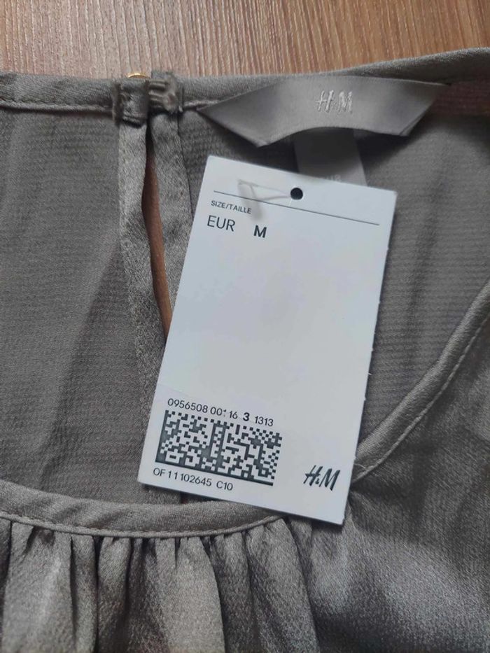 Robe chemise légère et fluide en crêpe de satin brillant grège clair T.M H&M neuve - photo numéro 2