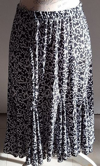 Jupe fluide patineuse imprimée blanc sur fond noir