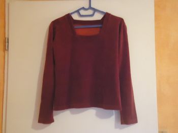 Petit haut en velours rouge foncé T 38 soir chic.