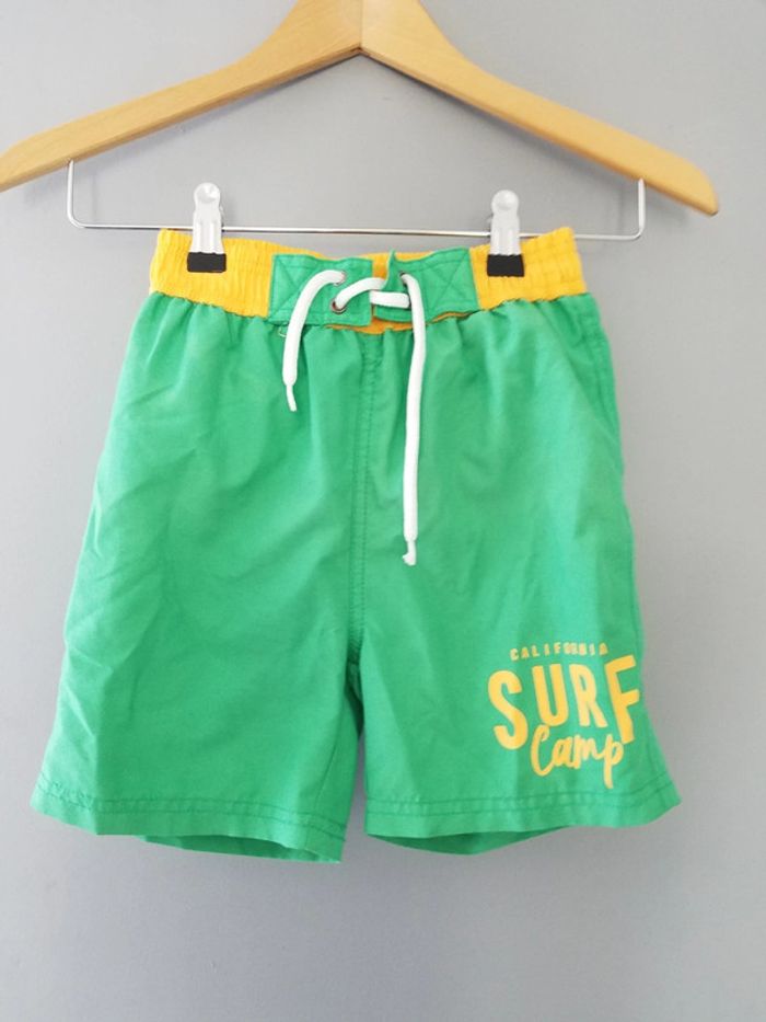 Short de bain taille 8 ans très bon état