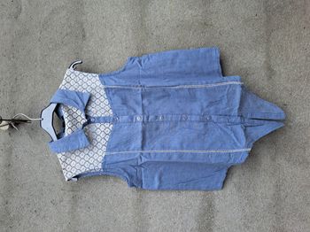Chemise bleue avec dentelle