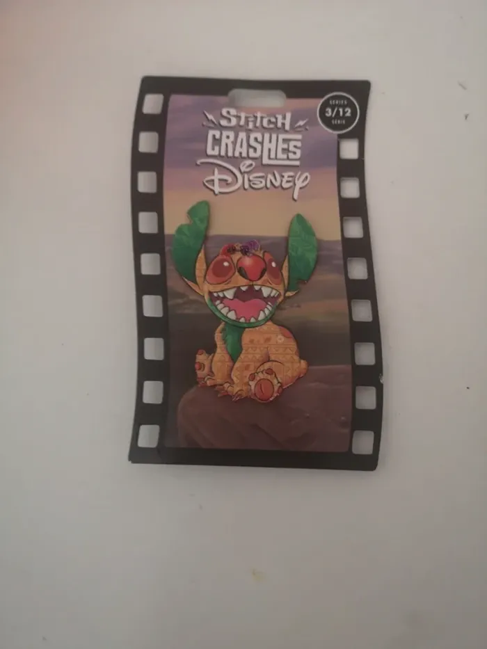 Pin's stitch crashes le roi lion