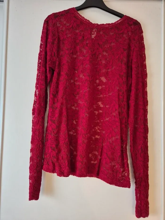 Blouse rouge bordeaux à dentelle