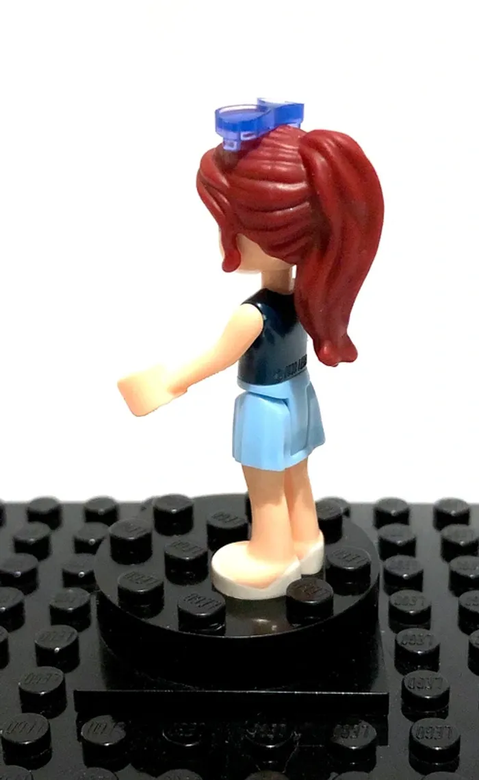 LEGO Friends - Mia, bright light blue skirt, dark blue vest top - photo numéro 5