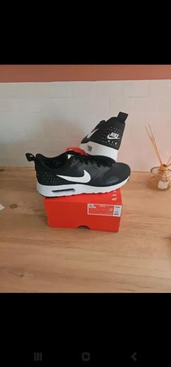 Nike air max tavas noir et blanche pointure 39 homme ou femme mixte neuve