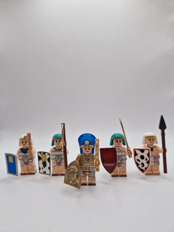 Figurines type lego Pharaon + 4 guerriers égyptiens / Romains