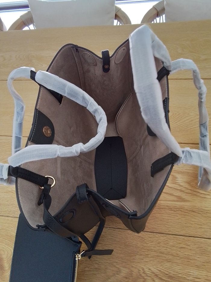 Sac à mains couleur noir .Neuf avec emballage - photo numéro 2