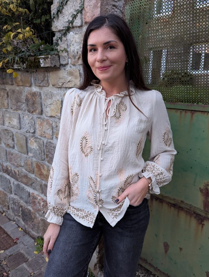 Blouse Frejus beige avec broderies kaki/écru
Taille S/M - photo numéro 2