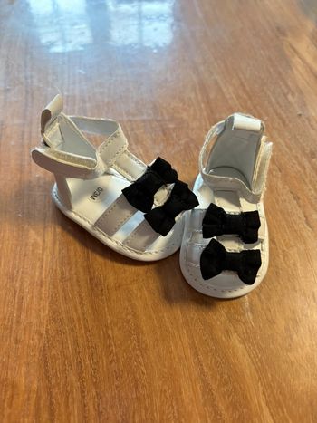 Petite chaussure blanche