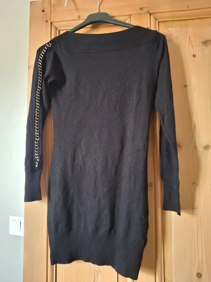 Robe fausse chaînette sur les manches noire moulante