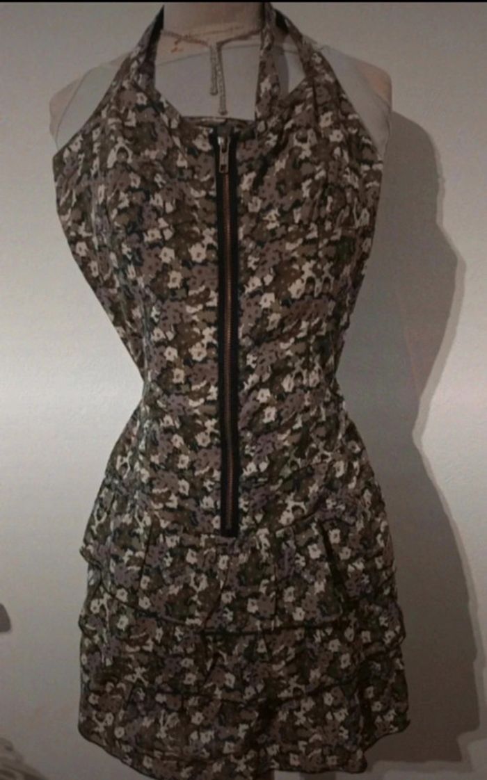 Belle robe zippée à nouer au cou