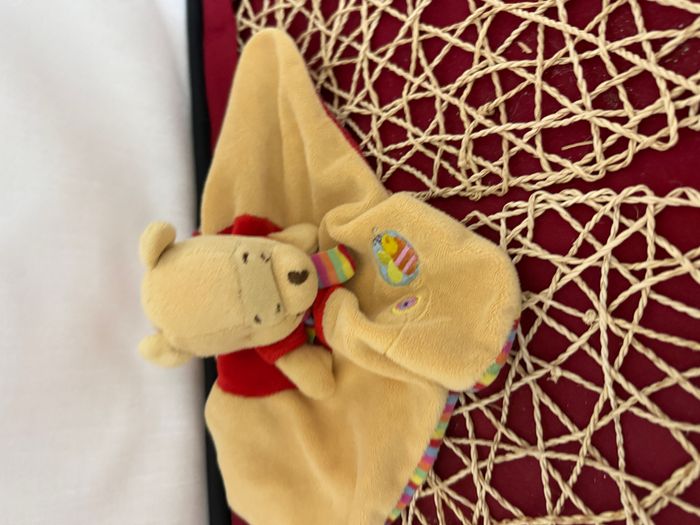 DOUDOU PLAT DISNEY NICOTOY WINNIE JAUNE ROUGE ECHARPE RAYE ABEILLE - photo numéro 2